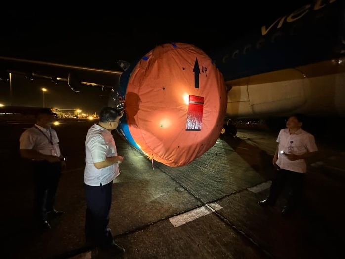 Giám đốc sân bay Nội Bài kiểm tra công tác phòng chống bão trong đêm- Ảnh 2. Giám đốc sân bay Nội Bài kiểm tra công tác phòng chống bão trong đêm- Ảnh 2.