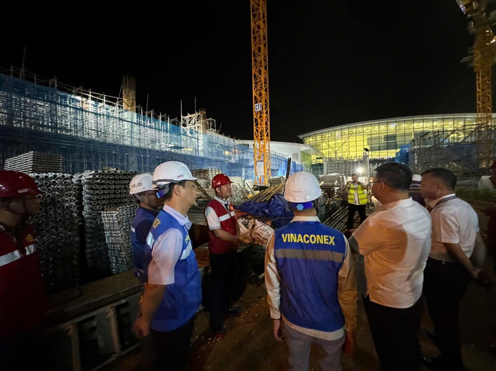 Giám đốc sân bay Nội Bài kiểm tra công tác phòng chống bão trong đêm- Ảnh 7. Giám đốc sân bay Nội Bài kiểm tra công tác phòng chống bão trong đêm- Ảnh 7.