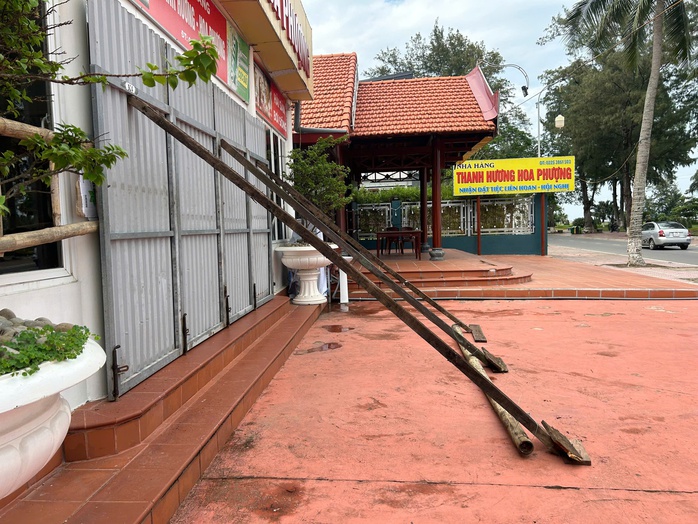 VIDEO: Người dân Đồ Sơn chằng chống, gia cố nhà hàng chống siêu bão Yagi- Ảnh 5. VIDEO: Người dân Đồ Sơn chằng chống, gia cố nhà hàng chống siêu bão Yagi- Ảnh 5.