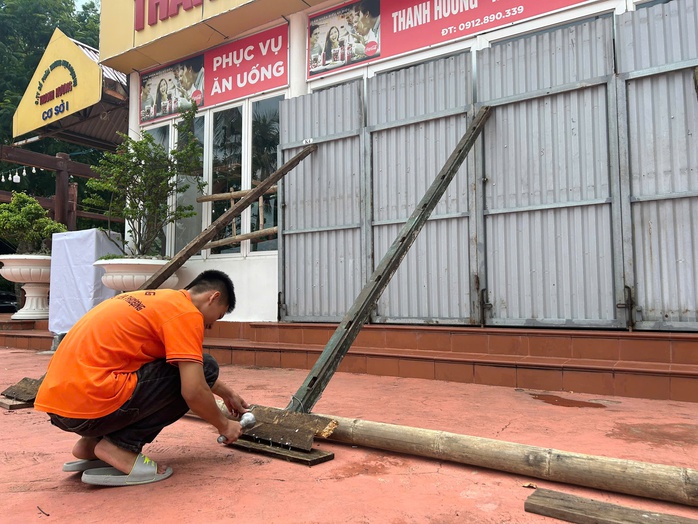VIDEO: Người dân Đồ Sơn chằng chống, gia cố nhà hàng chống siêu bão Yagi- Ảnh 6. VIDEO: Người dân Đồ Sơn chằng chống, gia cố nhà hàng chống siêu bão Yagi- Ảnh 6.