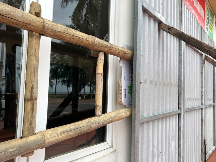 VIDEO: Người dân Đồ Sơn chằng chống, gia cố nhà hàng chống siêu bão Yagi- Ảnh 7. VIDEO: Người dân Đồ Sơn chằng chống, gia cố nhà hàng chống siêu bão Yagi- Ảnh 7.