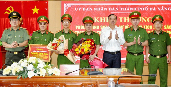 Chủ tịch UBND TP Đà Nẵng khen thưởng các lực lượng thuộc công an thành phố- Ảnh 1. Chủ tịch UBND TP Đà Nẵng khen thưởng các lực lượng thuộc công an thành phố- Ảnh 1.