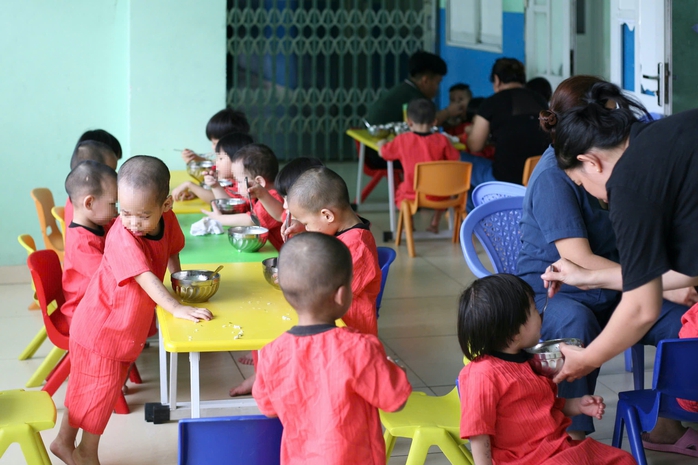 Hình ảnh các bé Mái ấm Hoa Hồng ăn ngoan, vui chơi ở ngôi nhà mới- Ảnh 1. Hình ảnh các bé Mái ấm Hoa Hồng ăn ngoan, vui chơi ở ngôi nhà mới- Ảnh 1.