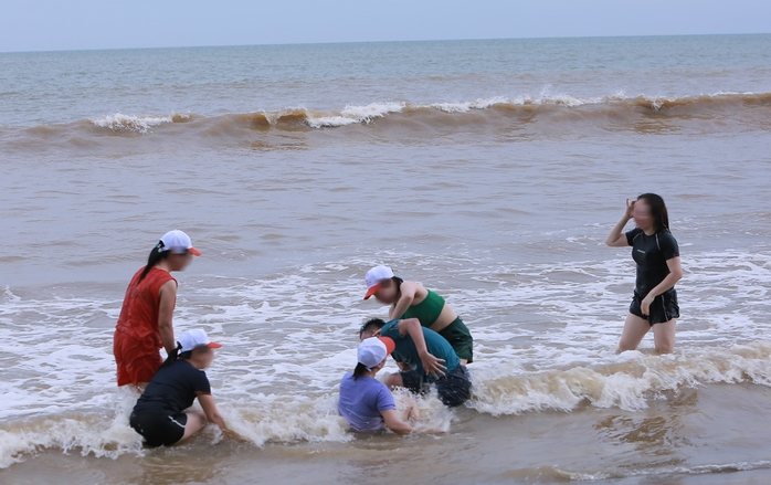 Đã cấm biển ứng phó siêu bão Yagi, du khách vẫn vô tư tắm, cưỡi ca-nô ở biển Sầm Sơn- Ảnh 1. Đã cấm biển ứng phó siêu bão Yagi, du khách vẫn vô tư tắm, cưỡi ca-nô ở biển Sầm Sơn- Ảnh 1.
