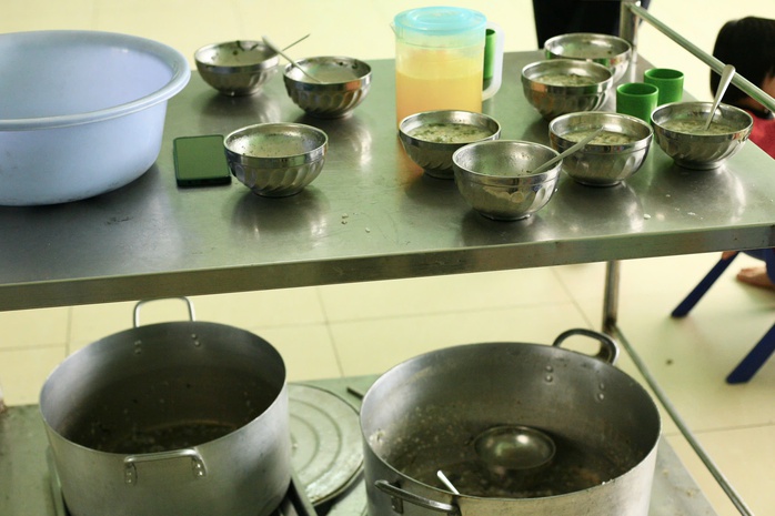 Hình ảnh các bé Mái ấm Hoa Hồng ăn ngoan, vui chơi ở ngôi nhà mới- Ảnh 3. Hình ảnh các bé Mái ấm Hoa Hồng ăn ngoan, vui chơi ở ngôi nhà mới- Ảnh 3.