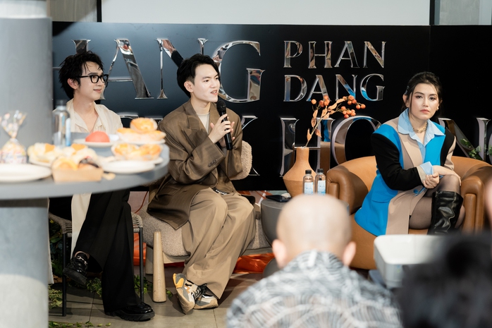 Nhà thiết kế Việt được Forbes 2024 tôn vinh
- Ảnh 2. Nhà thiết kế Việt được Forbes 2024 tôn vinh
- Ảnh 2.