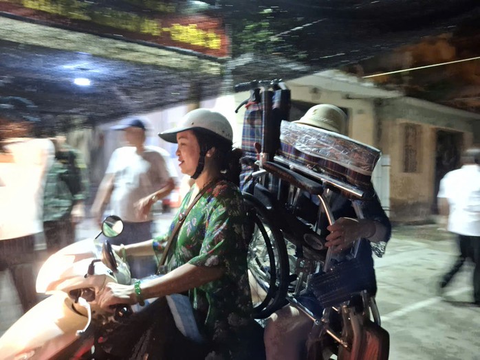 Hà Nội di dời dân ở chung cư cũ trong đêm để tránh bão số 3- Ảnh 1. Hà Nội di dời dân ở chung cư cũ trong đêm để tránh bão số 3- Ảnh 1.