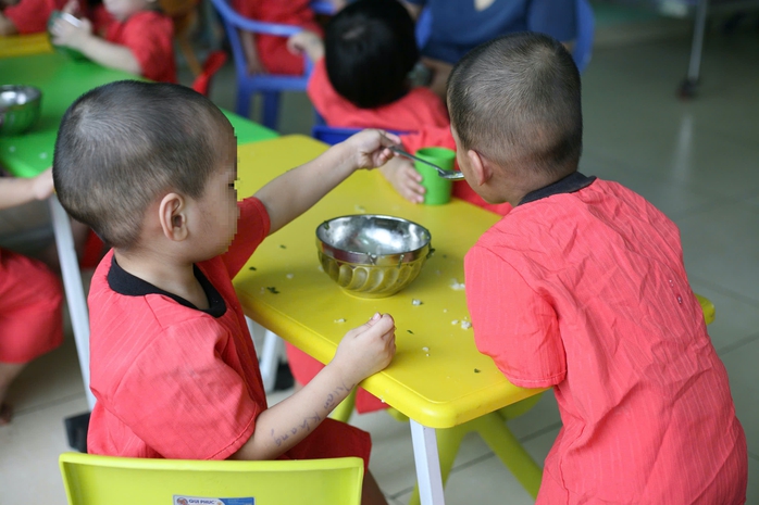 Hình ảnh các bé Mái ấm Hoa Hồng ăn ngoan, vui chơi ở ngôi nhà mới- Ảnh 4. Hình ảnh các bé Mái ấm Hoa Hồng ăn ngoan, vui chơi ở ngôi nhà mới- Ảnh 4.