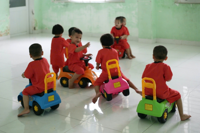 Hình ảnh các bé Mái ấm Hoa Hồng ăn ngoan, vui chơi ở ngôi nhà mới- Ảnh 6. Hình ảnh các bé Mái ấm Hoa Hồng ăn ngoan, vui chơi ở ngôi nhà mới- Ảnh 6.