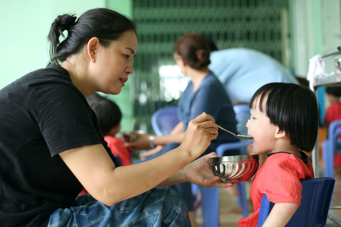 Hình ảnh các bé Mái ấm Hoa Hồng ăn ngoan, vui chơi ở ngôi nhà mới- Ảnh 2. Hình ảnh các bé Mái ấm Hoa Hồng ăn ngoan, vui chơi ở ngôi nhà mới- Ảnh 2.