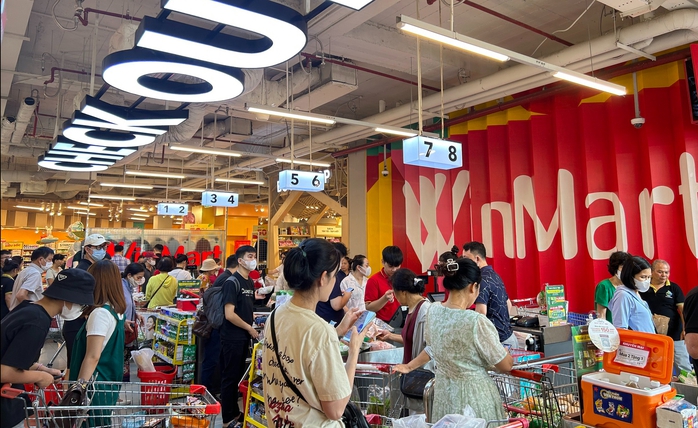 Người dân đổ xô mua thực phẩm trước bão Yagi, siêu thị khẳng định đủ hàng, giá bình ổn- Ảnh 3. Người dân đổ xô mua thực phẩm trước bão Yagi, siêu thị khẳng định đủ hàng, giá bình ổn- Ảnh 3.