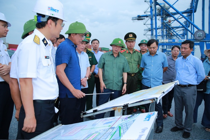 Huy động khoảng 400.000 bộ đội và dân quân, 8 máy bay ứng phó siêu bão Yagi- Ảnh 1. Huy động khoảng 400.000 bộ đội và dân quân, 8 máy bay ứng phó siêu bão Yagi- Ảnh 1.