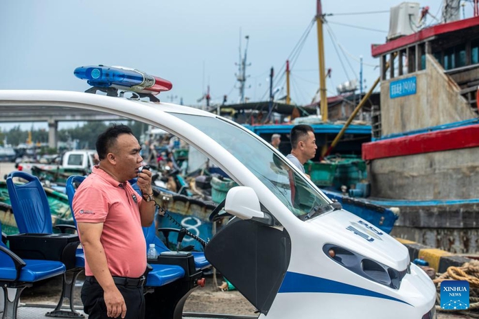 China upgrades emergency response for typhoon Yagi in Guangdong, Hainan to level II Source: XinhuaEditor: huaxia2024-09-05 20:11:30 Workers cut redundant branches of trees ahead of the landfall of typhoon Yagi in Haikou, south China's Hainan Province, Sept. 5, 2024. The State Flood Control and Drought Relief Headquarters raised its emergency response for flood and typhoon prevention from level III to level II in Guangdong and Hainan provinces at 3 p.m. Thursday, as typhoon Yagi approaches. Yagi is expected to make landfall on Friday afternoon or evening somewhere between the city of Qionghai in Hainan and Maoming City in Guangdong. (Xinhua/Guo Cheng) BEIJING, Sept. 5 (Xinhua) -- The State Flood Control and Drought Relief Headquarters raised its emergency response for flood and typhoon prevention from level III to level II in the Guangdong and Hainan provinces at 3 p.m. Thursday, as Typhoon Yagi approaches. The eye of Yagi, the 11th typhoon of the year, was located on the sea approximately 540 km southeast of Xuwen County, Guangdong Province, at 2 p.m. Thursday. Yagi is expected to make landfall on Friday afternoon or evening somewhere between the city of Qionghai in Hainan and Maoming City in Guangdong. Due to the approaching typhoon, the main section of the Hong Kong-Zhuhai-Macao Bridge will be closed temporarily from 9 p.m. Thursday, according to the bridge's emergency rescue headquarters. Affected by Yagi, parts of Guangdong and Hainan will be pounded by rainstorms from Thursday to Sunday, with daily rainfall likely to reach around 500 mm or more. All childcare institutions, kindergartens, primary and secondary schools, and secondary vocational schools in Guangdong's Zhuhai City have been asked to suspend classes, local authorities have said. China has a four-tier flood-control emergency-response system, with Level I being the most severe response. ■ A staff member reinforces a glass window in Haikou, south China's Hainan Province, Sept. 5, 2024. The State Flood Control and Drought Relief Headquarters raised its emergency response for flood and typhoon prevention from level III to level II in Guangdong and Hainan provinces at 3 p.m. Thursday, as typhoon Yagi approaches. Yagi is expected to make landfall on Friday afternoon or evening somewhere between the city of Qionghai in Hainan and Maoming City in Guangdong. (Xinhua/Guo Cheng) Workers cut redundant branches of trees ahead of the landfall of typhoon Yagi in Haikou, south China's Hainan Province, Sept. 5, 2024. The State Flood Control and Drought Relief Headquarters raised its emergency response for flood and typhoon prevention from level III to level II in Guangdong and Hainan provinces at 3 p.m. Thursday, as typhoon Yagi approaches. Yagi is expected to make landfall on Friday afternoon or evening somewhere between the city of Qionghai in Hainan and Maoming City in Guangdong. (Xinhua/Guo Cheng) The closed Dadonghai scenic area is seen in Sanya, south China's Hainan Province, Sept. 5, 2024. The State Flood Control and Drought Relief Headquarters raised its emergency response for flood and typhoon prevention from level III to level II in Guangdong and Hainan provinces at 3 p.m. Thursday, as typhoon Yagi approaches. Yagi is expected to make landfall on Friday afternoon or evening somewhere between the city of Qionghai in Hainan and Maoming City in Guangdong. (Xinhua/Zhao Yingquan) The closed Dadonghai scenic area is seen in Sanya, south China's Hainan Province, Sept. 5, 2024. The State Flood Control and Drought Relief Headquarters raised its emergency response for flood and typhoon prevention from level III to level II in Guangdong and Hainan provinces at 3 p.m. Thursday, as typhoon Yagi approaches. Yagi is expected to make landfall on Friday afternoon or evening somewhere between the city of Qionghai in Hainan and Maoming City in Guangdong. (Xinhua/Zhao Yingquan) An employee arranges a sandbag barrier ahead of the landfall of typhoon Yagi in Haikou, south China's Hainan Province, Sept. 5, 2024. The State Flood Control and Drought Relief Headquarters raised its emergency response for flood and typhoon prevention from level III to level II in Guangdong and Hainan provinces at 3 p.m. Thursday, as typhoon Yagi approaches. Yagi is expected to make landfall on Friday afternoon or evening somewhere between the city of Qionghai in Hainan and Maoming City in Guangdong. (Xinhua/Guo Cheng) A construction site is seen in Haikou, south China's Hainan Province, Sept. 5, 2024. The State Flood Control and Drought Relief Headquarters raised its emergency response for flood and typhoon prevention from level III to level II in Guangdong and Hainan provinces at 3 p.m. Thursday, as typhoon Yagi approaches. Yagi is expected to make landfall on Friday afternoon or evening somewhere between the city of Qionghai in Hainan and Maoming City in Guangdong. (Xinhua/Pu Xiaoxu) The Qilou old street is seen in Haikou, south China's Hainan Province, Sept. 5, 2024. The State Flood Control and Drought Relief Headquarters raised its emergency response for flood and typhoon prevention from level III to level II in Guangdong and Hainan provinces at 3 p.m. Thursday, as typhoon Yagi approaches. Yagi is expected to make landfall on Friday afternoon or evening somewhere between the city of Qionghai in Hainan and Maoming City in Guangdong. (Xinhua/Pu Xiaoxu) An aerial drone photo taken on Sept. 5, 2024 shows fishing ships docking at Tanmen port in Qionghai, south China's Hainan Province. The State Flood Control and Drought Relief Headquarters raised its emergency response for flood and typhoon prevention from level III to level II in Guangdong and Hainan provinces at 3 p.m. Thursday, as typhoon Yagi approaches. Yagi is expected to make landfall on Friday afternoon or evening somewhere between the city of Qionghai in Hainan and Maoming City in Guangdong. (Photo by Meng Zhongde/Xinhua) The closed Xiuying Port is seen in Haikou, south China's Hainan Province, Sept. 5, 2024. The State Flood Control and Drought Relief Headquarters raised its emergency response for flood and typhoon prevention from level III to level II in Guangdong and Hainan provinces at 3 p.m. Thursday, as typhoon Yagi approaches. Yagi is expected to make landfall on Friday afternoon or evening somewhere between the city of Qionghai in Hainan and Maoming City in Guangdong. (Xinhua/Pu Xiaoxu) A fisherman fastens a fishing boat in Boao township of Qionghai, south China's Hainan Province, Sept. 5, 2024. The State Flood Control and Drought Relief Headquarters raised its emergency response for flood and typhoon prevention from level III to level II in Guangdong and Hainan provinces at 3 p.m. Thursday, as typhoon Yagi approaches. Yagi is expected to make landfall on Friday afternoon or evening somewhere between the city of Qionghai in Hainan and Maoming City in Guangdong. (Photo by Meng Zhongde/Xinhua) A staff member makes an emergency call to remind the fishermen to make preparations for the typhoon in Tanmen township of Qionghai, south China's Hainan Province, Sept. 5, 2024. The State Flood Control and Drought Relief Headquarters raised its emergency response for flood and typhoon prevention from level III to level II in Guangdong and Hainan provinces at 3 p.m. Thursday, as typhoon Yagi approaches. Yagi is expected to make landfall on Friday afternoon or evening somewhere between the city of Qionghai in Hainan and Maoming City in Guangdong. (Photo by Meng Zhongde/Xinhua) China upgrades emergency response for typhoon Yagi in Guangdong, Hainan to level II Source: XinhuaEditor: huaxia2024-09-05 20:11:30 Workers cut redundant branches of trees ahead of the landfall of typhoon Yagi in Haikou, south China's Hainan Province, Sept. 5, 2024. The State Flood Control and Drought Relief Headquarters raised its emergency response for flood and typhoon prevention from level III to level II in Guangdong and Hainan provinces at 3 p.m. Thursday, as typhoon Yagi approaches. Yagi is expected to make landfall on Friday afternoon or evening somewhere between the city of Qionghai in Hainan and Maoming City in Guangdong. (Xinhua/Guo Cheng) BEIJING, Sept. 5 (Xinhua) -- The State Flood Control and Drought Relief Headquarters raised its emergency response for flood and typhoon prevention from level III to level II in the Guangdong and Hainan provinces at 3 p.m. Thursday, as Typhoon Yagi approaches. The eye of Yagi, the 11th typhoon of the year, was located on the sea approximately 540 km southeast of Xuwen County, Guangdong Province, at 2 p.m. Thursday. Yagi is expected to make landfall on Friday afternoon or evening somewhere between the city of Qionghai in Hainan and Maoming City in Guangdong. Due to the approaching typhoon, the main section of the Hong Kong-Zhuhai-Macao Bridge will be closed temporarily from 9 p.m. Thursday, according to the bridge's emergency rescue headquarters. Affected by Yagi, parts of Guangdong and Hainan will be pounded by rainstorms from Thursday to Sunday, with daily rainfall likely to reach around 500 mm or more. All childcare institutions, kindergartens, primary and secondary schools, and secondary vocational schools in Guangdong's Zhuhai City have been asked to suspend classes, local authorities have said. China has a four-tier flood-control emergency-response system, with Level I being the most severe response. ■ A staff member reinforces a glass window in Haikou, south China's Hainan Province, Sept. 5, 2024. The State Flood Control and Drought Relief Headquarters raised its emergency response for flood and typhoon prevention from level III to level II in Guangdong and Hainan provinces at 3 p.m. Thursday, as typhoon Yagi approaches. Yagi is expected to make landfall on Friday afternoon or evening somewhere between the city of Qionghai in Hainan and Maoming City in Guangdong. (Xinhua/Guo Cheng) Workers cut redundant branches of trees ahead of the landfall of typhoon Yagi in Haikou, south China's Hainan Province, Sept. 5, 2024. The State Flood Control and Drought Relief Headquarters raised its emergency response for flood and typhoon prevention from level III to level II in Guangdong and Hainan provinces at 3 p.m. Thursday, as typhoon Yagi approaches. Yagi is expected to make landfall on Friday afternoon or evening somewhere between the city of Qionghai in Hainan and Maoming City in Guangdong. (Xinhua/Guo Cheng) The closed Dadonghai scenic area is seen in Sanya, south China's Hainan Province, Sept. 5, 2024. The State Flood Control and Drought Relief Headquarters raised its emergency response for flood and typhoon prevention from level III to level II in Guangdong and Hainan provinces at 3 p.m. Thursday, as typhoon Yagi approaches. Yagi is expected to make landfall on Friday afternoon or evening somewhere between the city of Qionghai in Hainan and Maoming City in Guangdong. (Xinhua/Zhao Yingquan) The closed Dadonghai scenic area is seen in Sanya, south China's Hainan Province, Sept. 5, 2024. The State Flood Control and Drought Relief Headquarters raised its emergency response for flood and typhoon prevention from level III to level II in Guangdong and Hainan provinces at 3 p.m. Thursday, as typhoon Yagi approaches. Yagi is expected to make landfall on Friday afternoon or evening somewhere between the city of Qionghai in Hainan and Maoming City in Guangdong. (Xinhua/Zhao Yingquan) An employee arranges a sandbag barrier ahead of the landfall of typhoon Yagi in Haikou, south China's Hainan Province, Sept. 5, 2024. The State Flood Control and Drought Relief Headquarters raised its emergency response for flood and typhoon prevention from level III to level II in Guangdong and Hainan provinces at 3 p.m. Thursday, as typhoon Yagi approaches. Yagi is expected to make landfall on Friday afternoon or evening somewhere between the city of Qionghai in Hainan and Maoming City in Guangdong. (Xinhua/Guo Cheng) A construction site is seen in Haikou, south China's Hainan Province, Sept. 5, 2024. The State Flood Control and Drought Relief Headquarters raised its emergency response for flood and typhoon prevention from level III to level II in Guangdong and Hainan provinces at 3 p.m. Thursday, as typhoon Yagi approaches. Yagi is expected to make landfall on Friday afternoon or evening somewhere between the city of Qionghai in Hainan and Maoming City in Guangdong. (Xinhua/Pu Xiaoxu) The Qilou old street is seen in Haikou, south China's Hainan Province, Sept. 5, 2024. The State Flood Control and Drought Relief Headquarters raised its emergency response for flood and typhoon prevention from level III to level II in Guangdong and Hainan provinces at 3 p.m. Thursday, as typhoon Yagi approaches. Yagi is expected to make landfall on Friday afternoon or evening somewhere between the city of Qionghai in Hainan and Maoming City in Guangdong. (Xinhua/Pu Xiaoxu) An aerial drone photo taken on Sept. 5, 2024 shows fishing ships docking at Tanmen port in Qionghai, south China's Hainan Province. The State Flood Control and Drought Relief Headquarters raised its emergency response for flood and typhoon prevention from level III to level II in Guangdong and Hainan provinces at 3 p.m. Thursday, as typhoon Yagi approaches. Yagi is expected to make landfall on Friday afternoon or evening somewhere between the city of Qionghai in Hainan and Maoming City in Guangdong. (Photo by Meng Zhongde/Xinhua) The closed Xiuying Port is seen in Haikou, south China's Hainan Province, Sept. 5, 2024. The State Flood Control and Drought Relief Headquarters raised its emergency response for flood and typhoon prevention from level III to level II in Guangdong and Hainan provinces at 3 p.m. Thursday, as typhoon Yagi approaches. Yagi is expected to make landfall on Friday afternoon or evening somewhere between the city of Qionghai in Hainan and Maoming City in Guangdong. (Xinhua/Pu Xiaoxu) A fisherman fastens a fishing boat in Boao township of Qionghai, south China's Hainan Province, Sept. 5, 2024. The State Flood Control and Drought Relief Headquarters raised its emergency response for flood and typhoon prevention from level III to level II in Guangdong and Hainan provinces at 3 p.m. Thursday, as typhoon Yagi approaches. Yagi is expected to make landfall on Friday afternoon or evening somewhere between the city of Qionghai in Hainan and Maoming City in Guangdong. (Photo by Meng Zhongde/Xinhua) A staff member makes an emergency call to remind the fishermen to make preparations for the typhoon in Tanmen township of Qionghai, south China's Hainan Province, Sept. 5, 2024. The State Flood Control and Drought Relief Headquarters raised its emergency response for flood and typhoon prevention from level III to level II in Guangdong and Hainan provinces at 3 p.m. Thursday, as typhoon Yagi approaches. Yagi is expected to make landfall on Friday afternoon or evening somewhere between the city of Qionghai in Hainan and Maoming City in Guangdong. (Photo by Meng Zhongde/Xinhua)