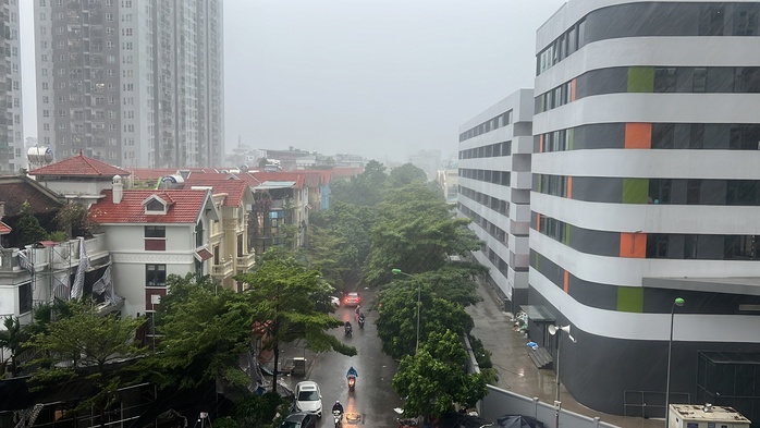 Hà Nội dông lớn và mưa to, cây đổ la liệt trước khi siêu bão Yagi đổ bộ- Ảnh 3. Hà Nội dông lớn và mưa to, cây đổ la liệt trước khi siêu bão Yagi đổ bộ- Ảnh 3.