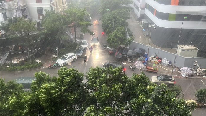Hà Nội dông lớn và mưa to, cây đổ la liệt trước khi siêu bão Yagi đổ bộ- Ảnh 2. Hà Nội dông lớn và mưa to, cây đổ la liệt trước khi siêu bão Yagi đổ bộ- Ảnh 2.