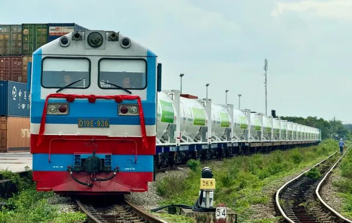 Lần đầu có đoàn tàu chở khí hóa lỏng từ Nam ra Bắc- Ảnh 1. Lần đầu có đoàn tàu chở khí hóa lỏng từ Nam ra Bắc- Ảnh 1.