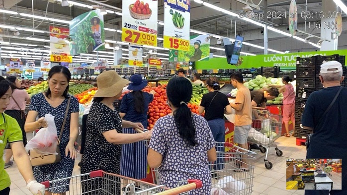 Người dân đổ xô mua thực phẩm trước bão Yagi, siêu thị khẳng định đủ hàng, giá bình ổn- Ảnh 4. Người dân đổ xô mua thực phẩm trước bão Yagi, siêu thị khẳng định đủ hàng, giá bình ổn- Ảnh 4.
