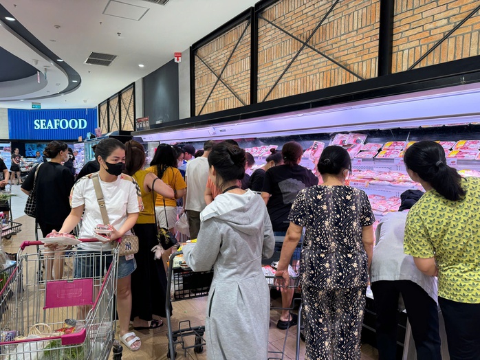Người dân đổ xô mua thực phẩm trước bão Yagi, siêu thị khẳng định đủ hàng, giá bình ổn- Ảnh 6. Người dân đổ xô mua thực phẩm trước bão Yagi, siêu thị khẳng định đủ hàng, giá bình ổn- Ảnh 6.