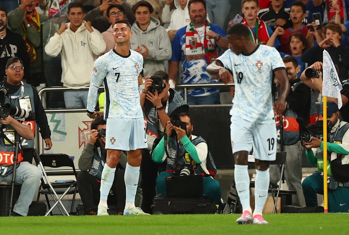 Ronaldo bùng nổ bàn thắng thứ 900, Bồ Đào Nha thắng á quân Nations League- Ảnh 3. Ronaldo bùng nổ bàn thắng thứ 900, Bồ Đào Nha thắng á quân Nations League- Ảnh 3.