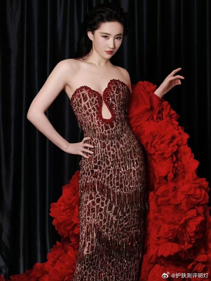 "Thần tiên tỉ tỉ" Lưu Diệc Phi lại gây sốt- Ảnh 3. "Thần tiên tỉ tỉ" Lưu Diệc Phi lại gây sốt- Ảnh 3.