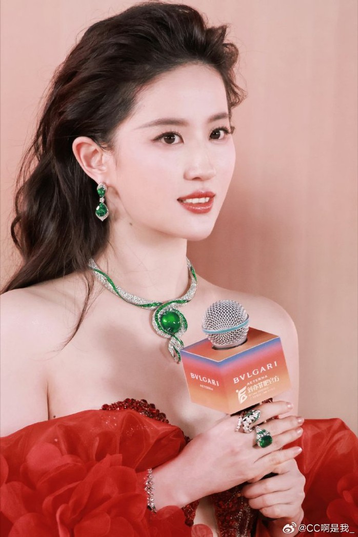 "Thần tiên tỉ tỉ" Lưu Diệc Phi lại gây sốt- Ảnh 8. "Thần tiên tỉ tỉ" Lưu Diệc Phi lại gây sốt- Ảnh 8.