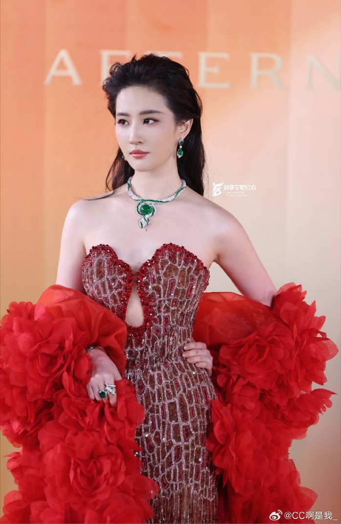 "Thần tiên tỉ tỉ" Lưu Diệc Phi lại gây sốt- Ảnh 7. "Thần tiên tỉ tỉ" Lưu Diệc Phi lại gây sốt- Ảnh 7.