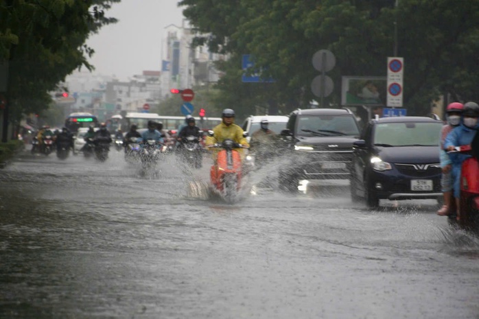 Ảnh hưởng bão số 3: TP HCM và Nam Bộ mưa to, gió giật mạnh- Ảnh 1. Ảnh hưởng bão số 3: TP HCM và Nam Bộ mưa to, gió giật mạnh- Ảnh 1.