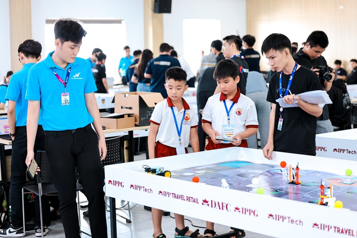 Học sinh hào hứng tranh tài tại đấu trường AI- Ảnh 1. Học sinh hào hứng tranh tài tại đấu trường AI- Ảnh 1.