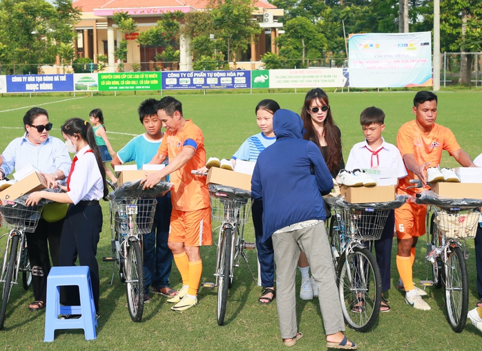 Lý Hải, Tấn Trường và trận đấu ý nghĩa đầu năm học mới- Ảnh 2. Lý Hải, Tấn Trường và trận đấu ý nghĩa đầu năm học mới- Ảnh 2.