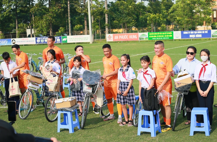 Lý Hải, Tấn Trường và trận đấu ý nghĩa đầu năm học mới- Ảnh 1. Lý Hải, Tấn Trường và trận đấu ý nghĩa đầu năm học mới- Ảnh 1.