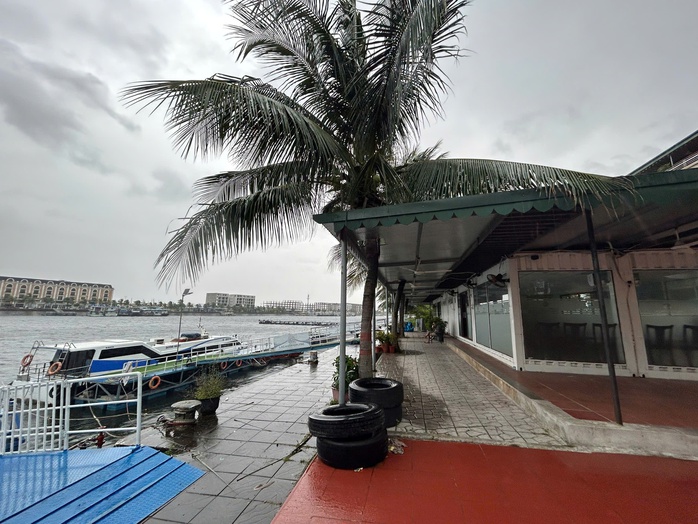 Quảng Ninh mưa lớn, gió giật mạnh, hàng quán đóng cửa ứng phó bão Yagi- Ảnh 3. Quảng Ninh mưa lớn, gió giật mạnh, hàng quán đóng cửa ứng phó bão Yagi- Ảnh 3.