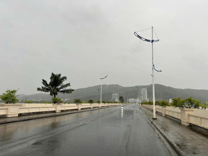 Quảng Ninh mưa lớn, gió giật mạnh, hàng quán đóng cửa ứng phó bão Yagi- Ảnh 4. Quảng Ninh mưa lớn, gió giật mạnh, hàng quán đóng cửa ứng phó bão Yagi- Ảnh 4.