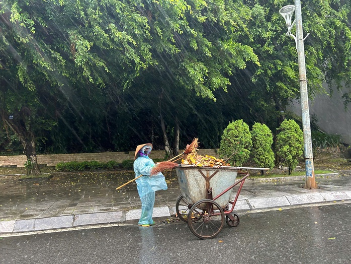 Quảng Ninh mưa lớn, gió giật mạnh, hàng quán đóng cửa ứng phó bão Yagi- Ảnh 6. Quảng Ninh mưa lớn, gió giật mạnh, hàng quán đóng cửa ứng phó bão Yagi- Ảnh 6.