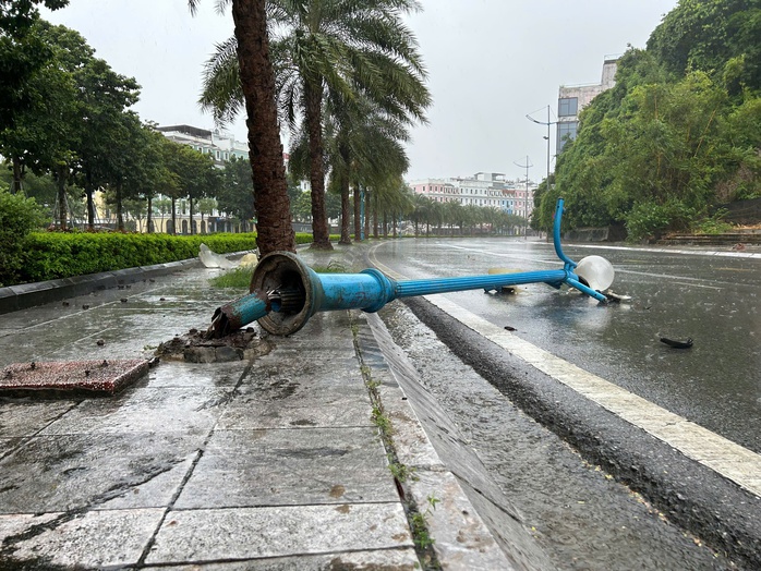 Quảng Ninh mưa lớn, gió giật mạnh, hàng quán đóng cửa ứng phó bão Yagi- Ảnh 1. Quảng Ninh mưa lớn, gió giật mạnh, hàng quán đóng cửa ứng phó bão Yagi- Ảnh 1.