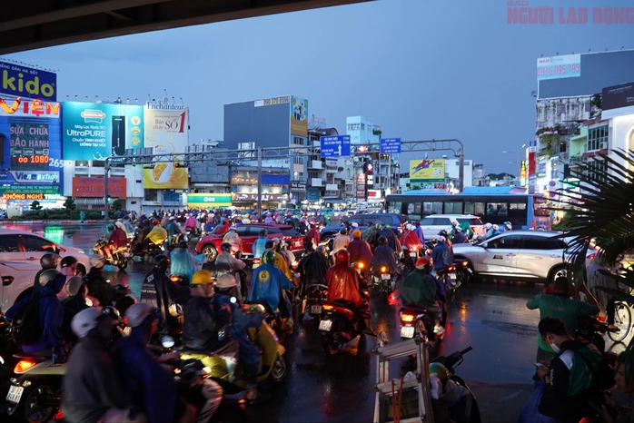 Mưa lớn trên diện rộng ở TP HCM- Ảnh 3. Mưa lớn trên diện rộng ở TP HCM- Ảnh 3.