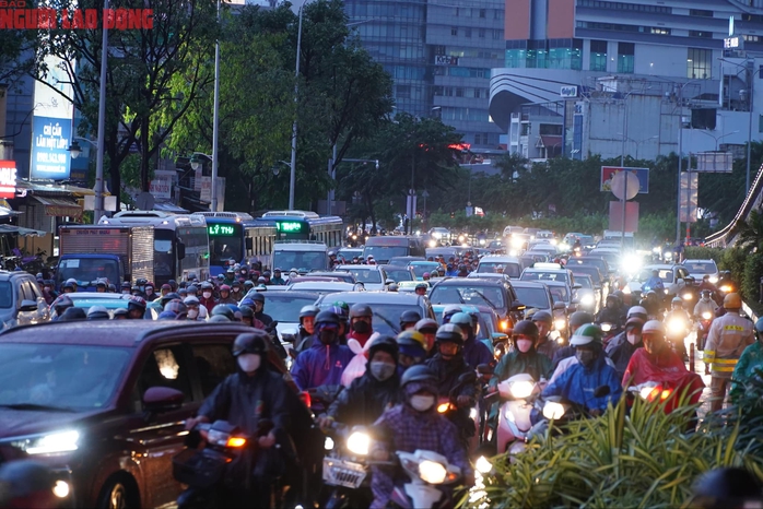 Mưa lớn trên diện rộng ở TP HCM- Ảnh 1. Mưa lớn trên diện rộng ở TP HCM- Ảnh 1.