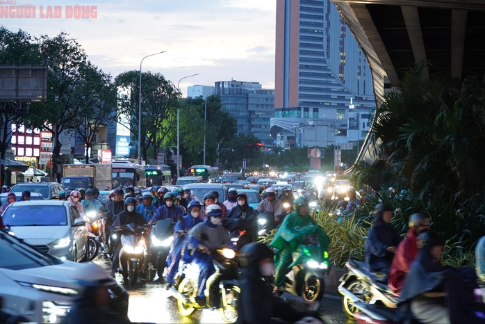 Mưa lớn trên diện rộng ở TP HCM- Ảnh 2. Mưa lớn trên diện rộng ở TP HCM- Ảnh 2.