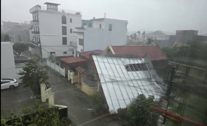 Hải Phòng: 1 người chết, 20 người nhập viện do tôn bay, cây đổ trong bão số 3- Ảnh 1. Hải Phòng: 1 người chết, 20 người nhập viện do tôn bay, cây đổ trong bão số 3- Ảnh 1.