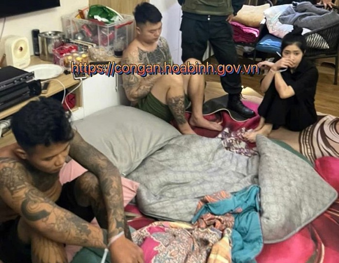 Người phụ nữ mở "tiệc ma túy" tại nhà cùng nhiều dân chơi xăm trổ- Ảnh 2. Người phụ nữ mở "tiệc ma túy" tại nhà cùng nhiều dân chơi xăm trổ- Ảnh 2.