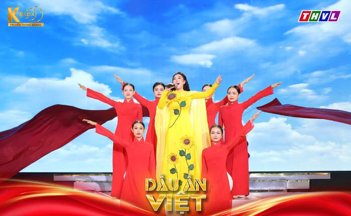 Thiên Phú trình diễn trong đêm thi Chung kết xếp hạng cuộc thi “Dấu ấn Việt” 2024 Thiên Phú trình diễn trong đêm thi Chung kết xếp hạng cuộc thi “Dấu ấn Việt” 2024