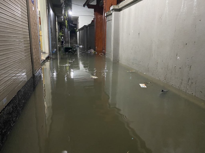 Hà Nội: Nam thanh niên tử vong do cây đổ trên đường Trần Duy Hưng- Ảnh 4. Hà Nội: Nam thanh niên tử vong do cây đổ trên đường Trần Duy Hưng- Ảnh 4.