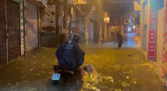 Hà Nội: Nam thanh niên tử vong do cây đổ trên đường Trần Duy Hưng- Ảnh 1. Hà Nội: Nam thanh niên tử vong do cây đổ trên đường Trần Duy Hưng- Ảnh 1.