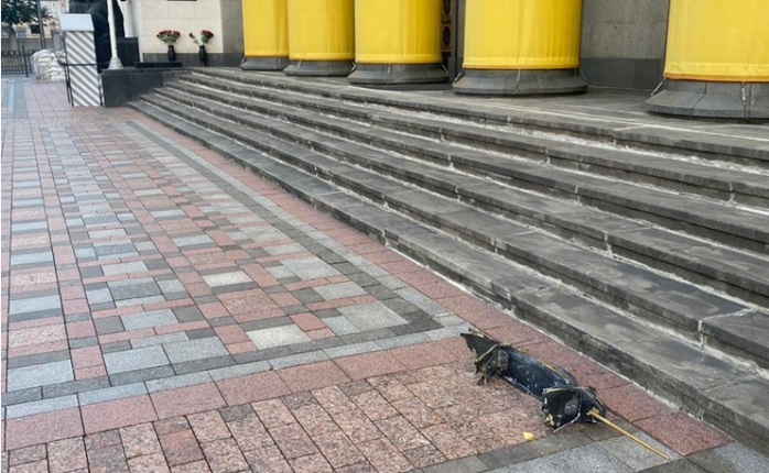 Mảnh vỡ của một máy bay không người lái của Nga rơi xuống gần tòa nhà quốc hội Ukraine ở Kiev ngày 7-9. Ảnh: Reuters Mảnh vỡ của một máy bay không người lái của Nga rơi xuống gần tòa nhà quốc hội Ukraine ở Kiev ngày 7-9. Ảnh: Reuters