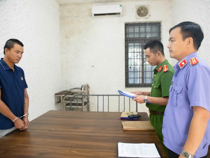 Xin tiền mua xe máy không được, nghịch tử dùng dao đánh gãy tay bố đẻ- Ảnh 1. Xin tiền mua xe máy không được, nghịch tử dùng dao đánh gãy tay bố đẻ- Ảnh 1.