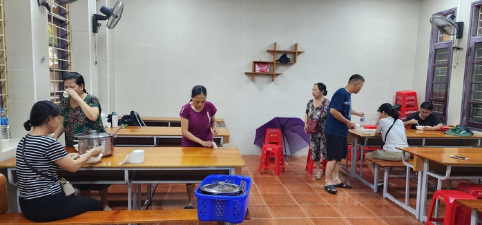 Hải Phòng: 1 người chết, 20 người nhập viện do tôn bay, cây đổ trong bão số 3- Ảnh 3. Hải Phòng: 1 người chết, 20 người nhập viện do tôn bay, cây đổ trong bão số 3- Ảnh 3.