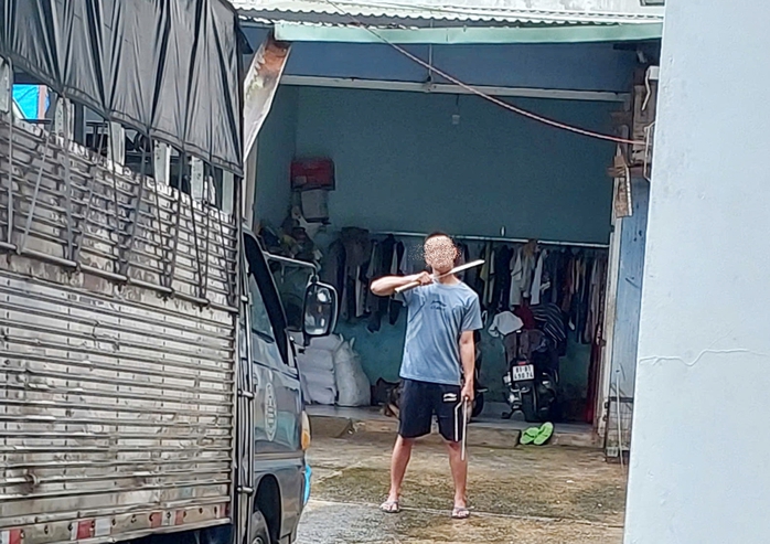Mâu thuẫn với vợ, người đàn ông kề mã tấu vào cổ dọa tự sát- Ảnh 1. Mâu thuẫn với vợ, người đàn ông kề mã tấu vào cổ dọa tự sát- Ảnh 1.