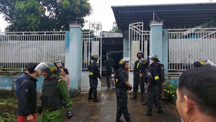Mâu thuẫn với vợ, người đàn ông kề mã tấu vào cổ dọa tự sát- Ảnh 2. Mâu thuẫn với vợ, người đàn ông kề mã tấu vào cổ dọa tự sát- Ảnh 2.