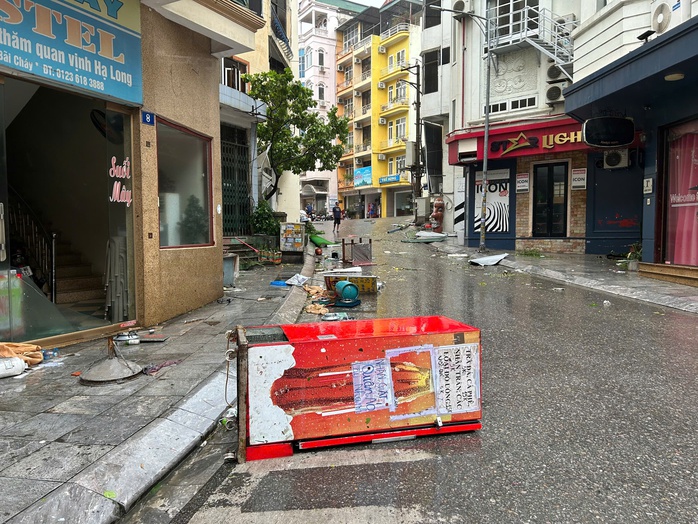 VIDEO: Cận cảnh ngổn ngang ở TP Hạ Long khi bão số 3 càn quét- Ảnh 8. VIDEO: Cận cảnh ngổn ngang ở TP Hạ Long khi bão số 3 càn quét- Ảnh 8.