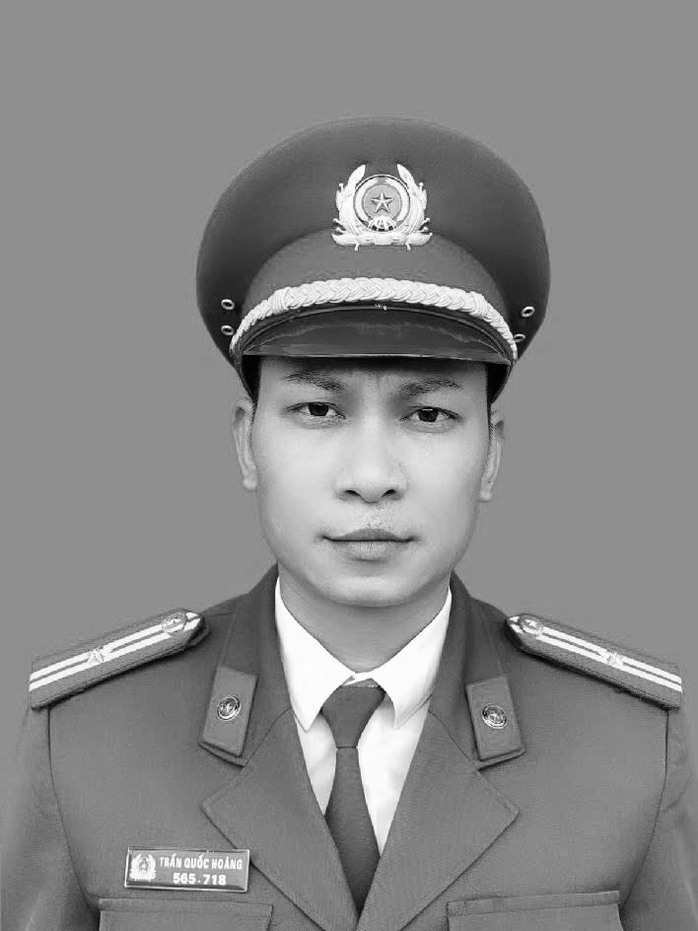 Một thiếu tá công an hy sinh khi làm nhiệm vụ trong bão số 3
- Ảnh 1. Một thiếu tá công an hy sinh khi làm nhiệm vụ trong bão số 3
- Ảnh 1.