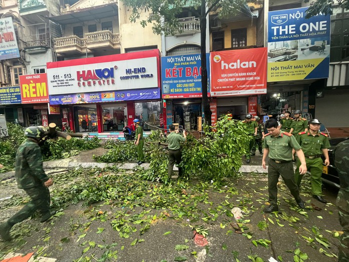 VIDEO: Bộ đội, công an xuyên đêm khắc phục hậu quả cơn bão số 3- Ảnh 7. VIDEO: Bộ đội, công an xuyên đêm khắc phục hậu quả cơn bão số 3- Ảnh 7.